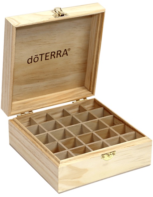 Holzbox mit eingraviertem dōTERRA-Logo